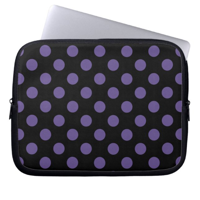 Ultra violet polka dots på svart laptop sleeve (Framsidan)