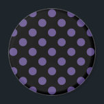 Ultra violet polka dots på svart magnet<br><div class="desc">Pantones färg år 2018 är ultraviolett.</div>