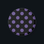 Ultra violet polka dots på svart magnet<br><div class="desc">Pantones färg år 2018 är ultraviolett.</div>
