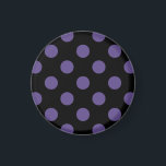 Ultra violet polka dots på svart magnet<br><div class="desc">Pantones färg år 2018 är ultraviolett.</div>