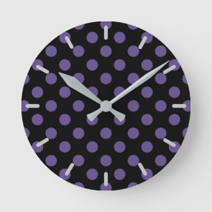 Ultra violet polka dots på svart rund klocka