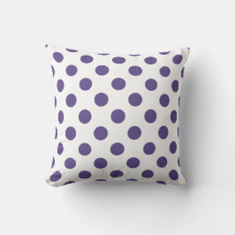 Ultra violet polka dots på vitt kudde