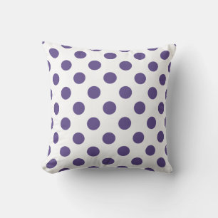 Ultra violet polka dots på vitt kudde