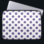 Ultra violet polka dots på vitt laptop fodral<br><div class="desc">Pantones färg år 2018 är ultraviolett.</div>