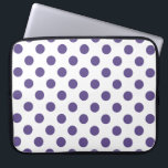 Ultra violet polka dots på vitt laptop fodral<br><div class="desc">Pantones färg år 2018 är ultraviolett.</div>