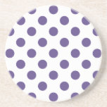 Ultra violet polka dots på vitt underlägg sandsten<br><div class="desc">Pantones färg år 2018 är ultraviolett.</div>