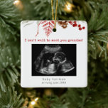 Ultraljudsfoto morma till jul julgransprydnad keramik<br><div class="desc">En söt julgran-ornament för att meddela din gravid. Den blivande mormor kommer att få kärlek att ta emot detta ultraljudsfärgade fotoprydnadsämne och meddela att hon har ett nytt barnbarn som anländer till det nya året. All text kan anpassas och du kan lägga till ett ultraljudsfoto för att skapa perfekten christmas...</div>