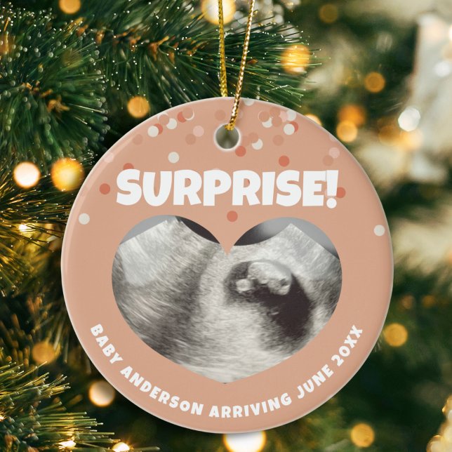Ultraljudsmeddelande Gravid Surprise Heart Julgransprydnad Keramik ("surprise" baby announcement ornament with heart sonogram ultrasound picture custom name and date)