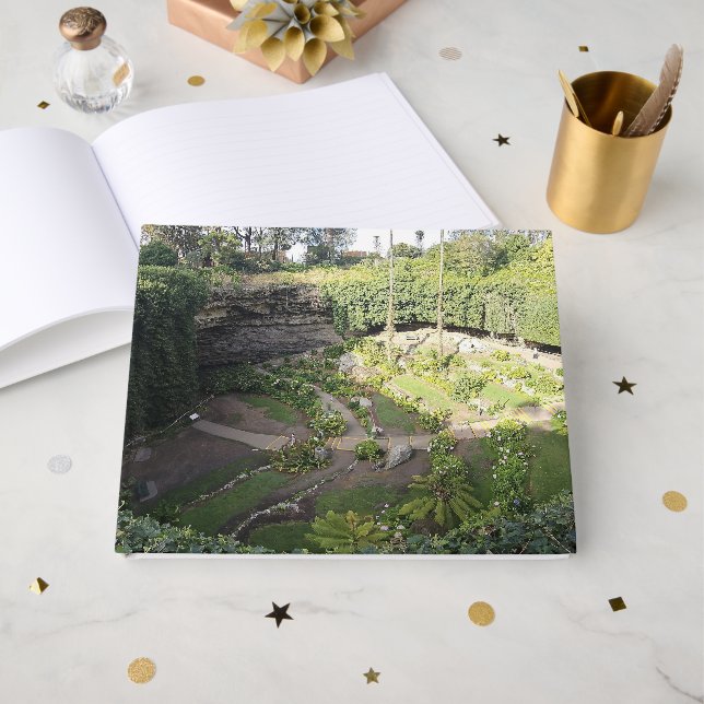 Umpherston Sinkhole Gömt Sanctuary Gästböcker (Framsida Öppen)