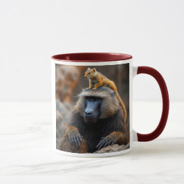 Un babouin avec un écureuil sur sa tête. mugg