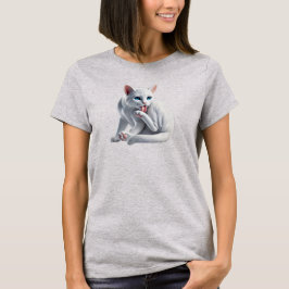 Un chat fait minutieusement sa toilette. t shirt