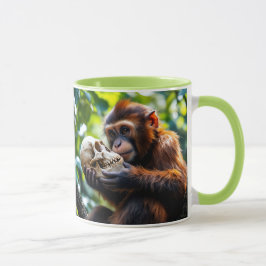 Un singe curieux tenant un crâne. mugg