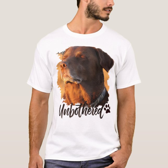 Unbothered Golden Hour Dog – Premium Minimalist  T Shirt (Framsida)