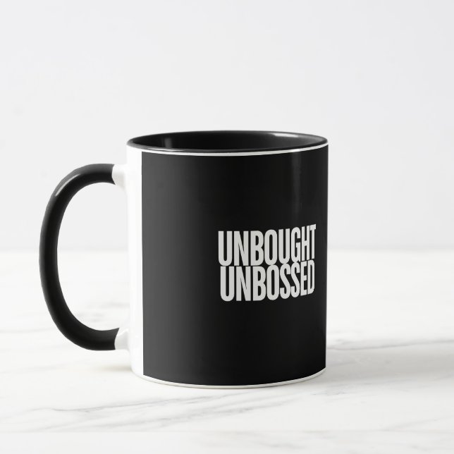 Unbought Unbossed Bold Chisholm Graphic Tee Mugg (Vänster)