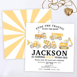 Under byggarbetsplatsen fyller lastbilar-pojken år inbjudningar