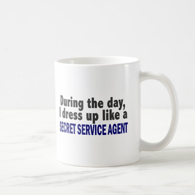 Under dagen klär jag upp presidentens kaffemugg (Höger)