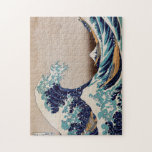 Under den Underbarare vågen av Kanagawa Pussel<br><div class="desc">Hokusai: Kanagawa Oki Nami Ura,  ca. 1832 Vintage Japanska Print,  visar en enorm våg nedtryckt på båtar med tanke på Mount Fuji i bakgrunden.</div>