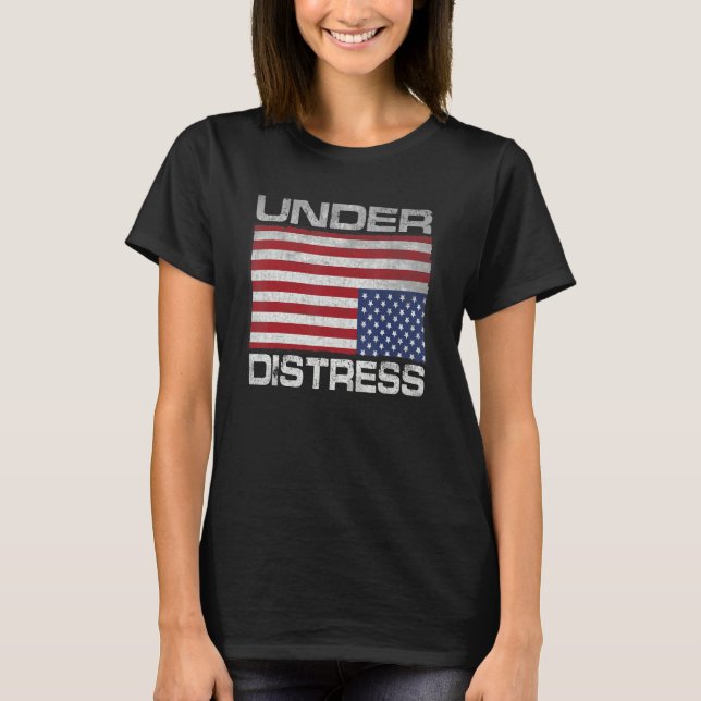 Under Distress Tattered Upside Down American Flag T Shirt (Framsida)