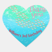 Under havet liten fisk med bubblor på födelsedagen