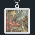 Under havet silverpläterat halsband<br><div class="desc">Gå under vattnet för att utforska havet med alla dessa olika havslevande varelser. Denna vintage biet av konst är en perfekt som tillfogas varje älskare av anemon. Den fångar sjöliv med stjärnfiskar,  kelp,  sjögräs och andra havslevande varelser. Få din konst utskriven idag på din produkt.</div>