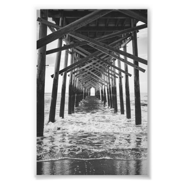 Under havet vid Isle Fishing Pier Black White Fototryck (Framsidan)