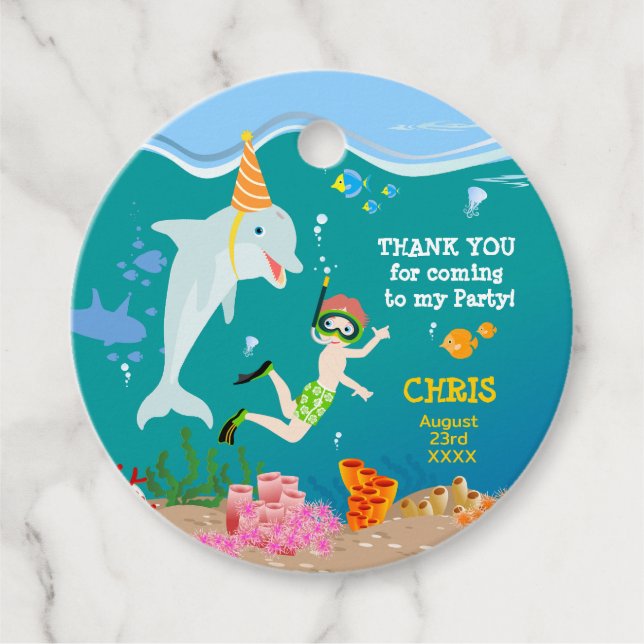 Under havets delfiner och pojkens födelsedagsfest gåvor etiketter (Framsida)