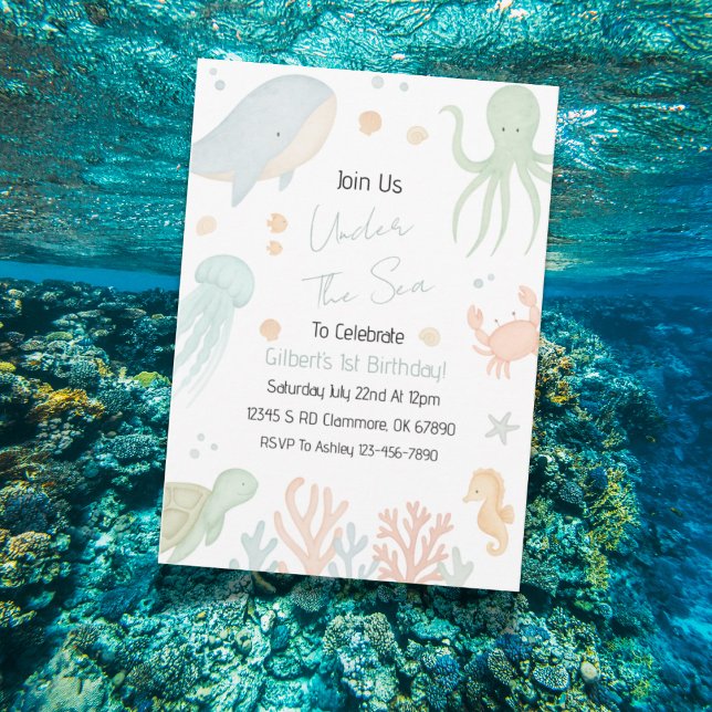 Under inbjudan till första födelsedag till sjöss (Ocean-themed birthday invitation design with playful under the sea illustrations.)