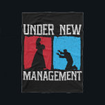 Under New Management Groom Bröllop Bachelor Party Fleecefilt<br><div class="desc">Under New Management Groom Bröllop Bachelor Party 1</div>