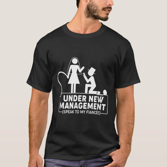 Under New Management Sällskapspresenter för möhipp T Shirt (Framsida)