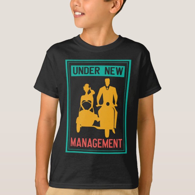 Under New Management Sjungmöfest Bröllop Äktenskap T Shirt (Framsida)