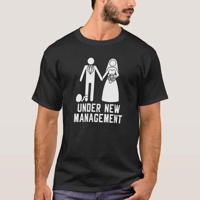 Under New Management Sjungmöfest Bröllop Män T Shirt (Framsida)
