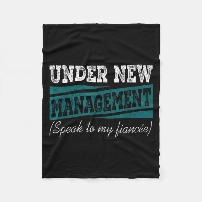 Under New Management Speak To My Fiance Engagement Fleecefilt (Framsidan)