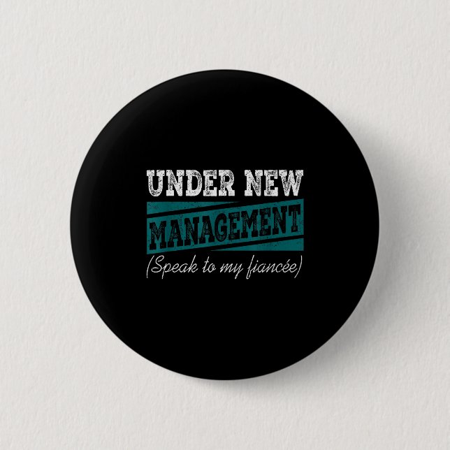 Under New Management Speak To My Fiance Engagement Knapp (Framsida)