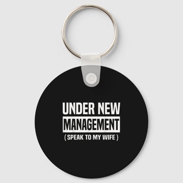 Under New Management Speak To My Wife Funny Husban Nyckelring (Framsida)