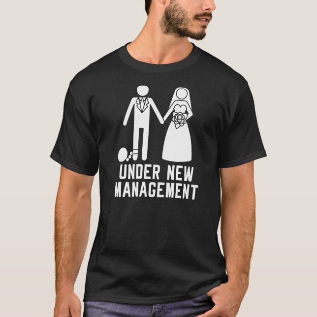 Under New Management Spennande Sisteparten Förlova T Shirt (Framsida)