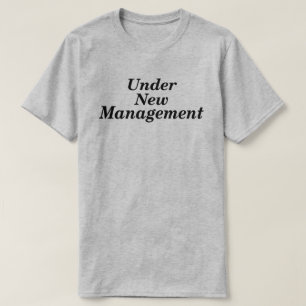 UNDER NY FÖRVALTNING NEWLYWED GIFT TEE
