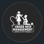 Under Ny hantering har favoritgrupp F Runt Klistermärke<br><div class="desc">Under New Management Bachelor Party Favors Groom Fiancé Manar</div>