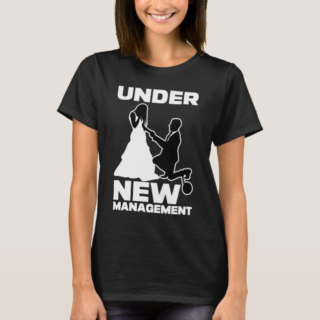 Under Ny Ledning Bröllop Män Sängvätning  1 T Shirt (Framsida)