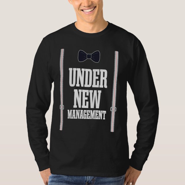 Under Ny Ledning Sjungmöfest Bröllopsresa Brud T Shirt (Framsida)