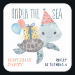 Under Sea Turtle Kids Beach Birthday Fyrkantigt Klistermärke<br><div class="desc">Under temat Havsbrickor har barns födelsedag en söt havssköldpadda med ballonger,  party hatt och en present. Perfekt för nautiska,  kust- och strandtemat firande. Summan färg är underbar för en flicka eller pojke. Art av KL Lagrar</div>