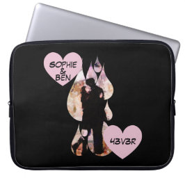 Under Umbrella: Romantic Couple Kissing in Rain Laptop Fodral