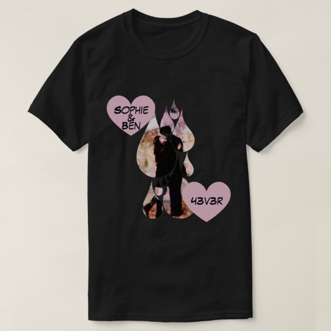 Under Umbrella: Romantic Couple Kissing in Rain T Shirt (Design framsida)
