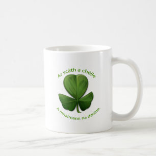 Under varandras skydd överlever människor kaffemugg