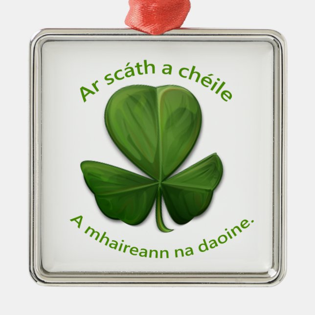 Under varandras tak överlever människor julgransprydnad metall (Framsidan)