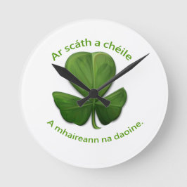 Under varandras tak överlever människor rund klocka