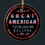Underbar amerikansk Total Solar Eclipse 21 augusti Julgransprydnad Keramik<br><div class="desc">Den 21 augusti, 2017, kommer en total solnedgång att synas i stora delar av Förenta Stater - även känt som "Underbar American Solar Eclipse". Denna söt har en kontur av överskugget med ord, "The Underbar American Total Solar Eclipse 8.21.17". Den är gjord i rött, vitt och blått på svart. Ha...</div>