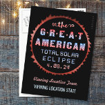 Underbar amerikansk Total Solar Eclipse 8 april 20 Vykort<br><div class="desc">Den 8 april 2024 kommer en total solnedgång att synas i stora delar av Förenade Stater - även känt som "Underbar American Solar Eclipse". Denna söt har en kontur av överskugget med ord, "The Underbar American Total Solar Eclipse 4.08.24". Den är gjord i rött, vitt och blått på svart. Ha...</div>