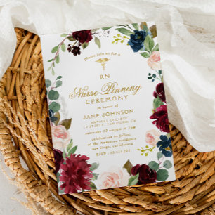 underbar burgundisk blommigt Nurse-pinningsceremon Inbjudningar
