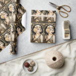 underbar gatewayar med blixtlås, svart guld party presentpapper<br><div class="desc">En vacker blond Flapper-flicka bär en bänkad faux-shimmer-topp och huvudförbud som ser gnistra ut och skiner mot den svarta bakgrunden. Hon bär tjocka svarta ögoneliner och röda läppstift på mörken som får hennes porslinskinn att framstå som strålande i ljuset. Hon är inramad i en retro, konst deco stil ornate faux...</div>