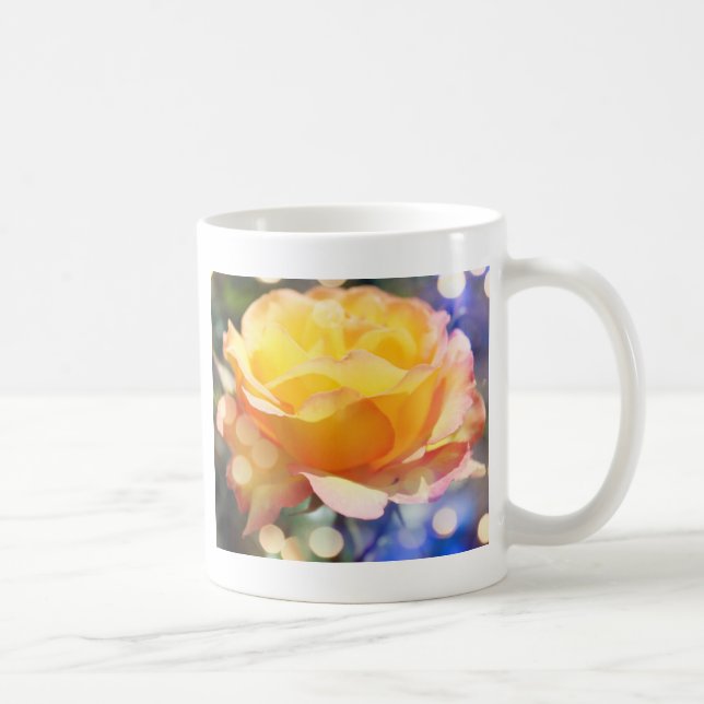 Underbar gul rosblomma. Blomfotografering. Kaffemugg (Höger)